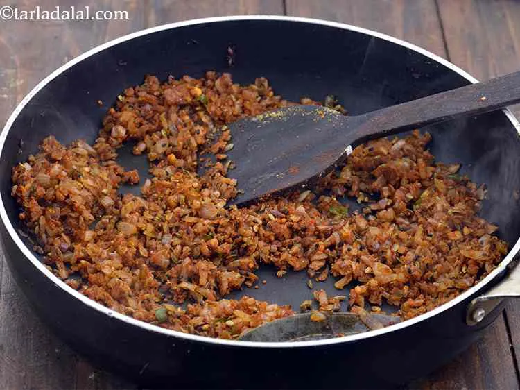 स्टेप 18 – अच्छी तरह से मिलाएं और मध्यम आंच पर बीच-बीच में …