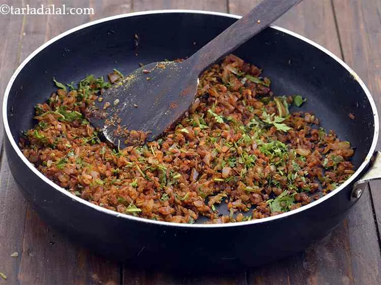 स्टेप 19 – मिश्रण को आंच से उतारे और धनिया डालें। अच्छी तरह …