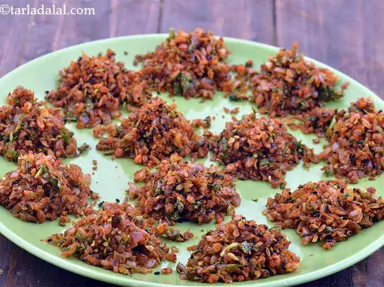 स्टेप 23 – प्याज़ के भरवां मिश्रण के १ भाग को बेले हुए …