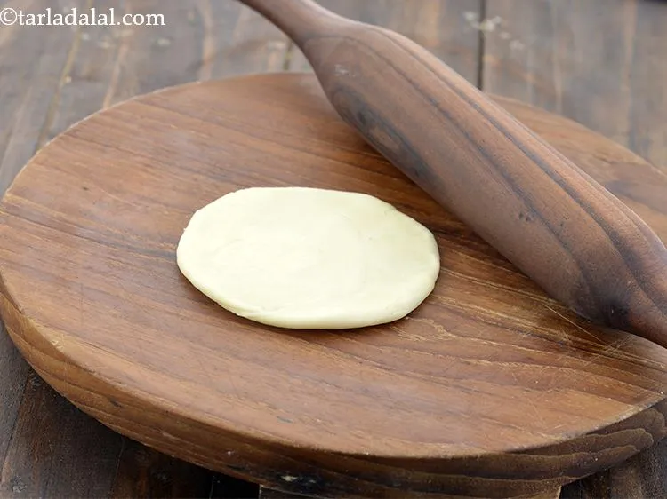 स्टेप 35 – भरी हुई कचौड़ी को दुबारा ७५ मिमी। (३&quot;) व्यास के …