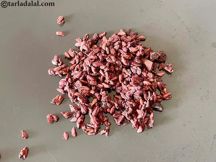 स्टेप 3 – <strong>अनार के बीज भूनने के लिए</strong>, उन्हें गरम नॉन-स्टिक तवे …