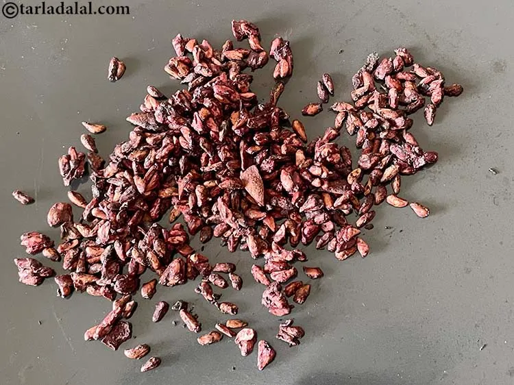 स्टेप 4 – सूखा कुरकुरा होने तक भून लें और बीज से सुगंध …