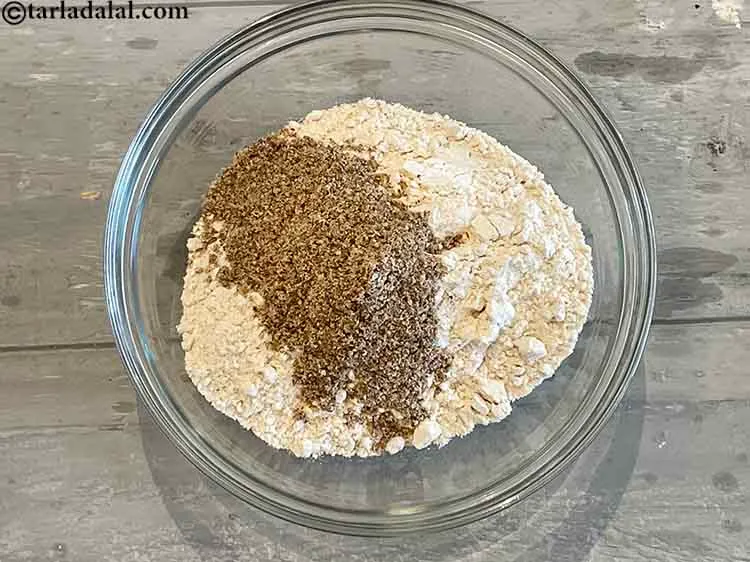 स्टेप 9 – अलसी का पाउडर डालें।&nbsp;<a href=""https://www.tarladalal.com/recipes-using-flax-seeds-in-hindi-1598"">अलसी</a> <a href=""https://www.tarladalal.com/recipes-for-Soluble-Fibre-Diet-in-hindi-language-1166"">घुलनशील (soluble) फाइबर&nbsp;</a>और <a …