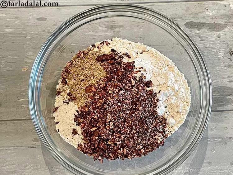 स्टेप 10 – अनार के दाने डालें। ऊपर देखें कि कैसे अनार के …