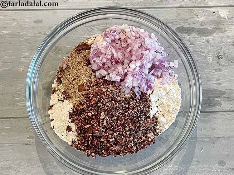 स्टेप 11 – कटा हुआ प्याज डालें।&nbsp;कच्चा प्याज&nbsp;<a href=""https://www.tarladalal.com/recipes-for-Vitamin-C-Rich-Indian-Recipes-in-hindi-language-804"">विटामिन सी</a>&nbsp;का एक बहुत मूल्यवान …