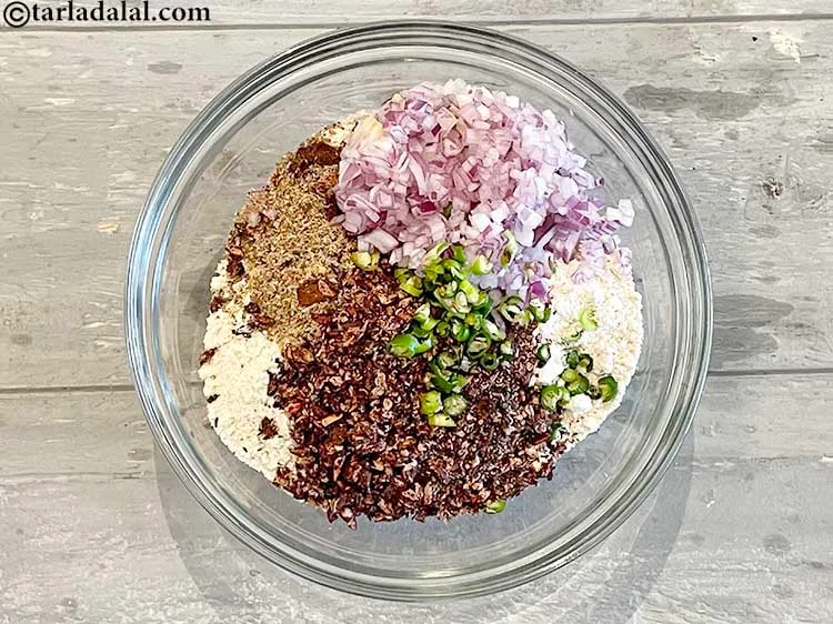 स्टेप 12 – बारीक कटी हुई हरी मिर्च डालें।