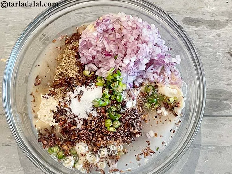 स्टेप 15 – आटा बनाने के लिए पर्याप्त पानी डालें।