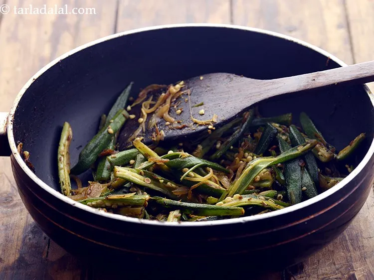 स्टेप 12 – मध्यम आंच पर बीच-बीच में हिलाते हुए ८ से १० …