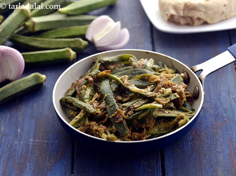 स्टेप 15 – <div> <strong>प्याज़ वाली भिन्डी</strong> को <a href=""https://www.tarladalal.com/recipes-for-Paratha-Collection-in-hindi-language-200"" target=""_blank""><strong>पराठों</strong></a> के साथ …