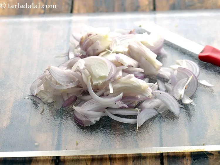 Step 3 – Peel and slice the onions thinly.