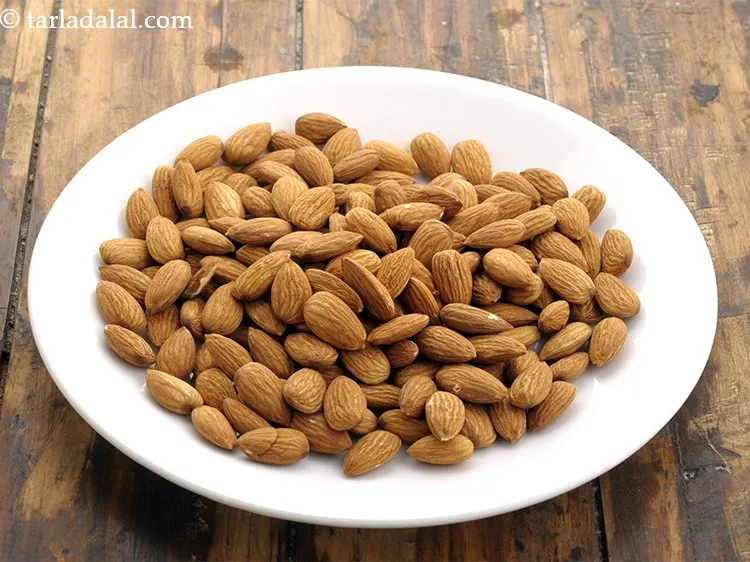 स्टेप 7 – <strong>क्विक बादाम का हलवा</strong> बनाने के लिए, पहले अच्छी गुणवत्ता …