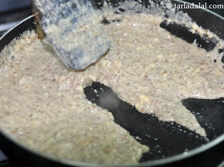 स्टेप 16 – अच्छी तरह मिलाएं और मध्यम आंच पर लगातार हिलाते हुए …