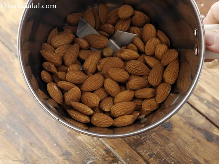 स्टेप 8 – बादाम को मिक्सर जार में डालें।