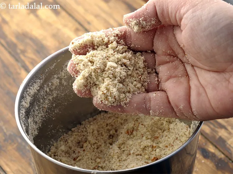 स्टेप 9 – बादाम को दरदरा पाउडर होने तक पीस लें। याद रखें …