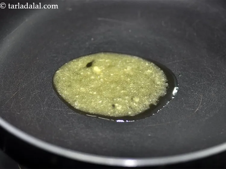 स्टेप 10 – अब <strong>क्विक बादाम का हलवा</strong> बनाने के लिए एक चौड़े …