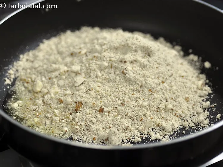 स्टेप 11 – घी के गरम होते ही इसमें बादाम डालें।