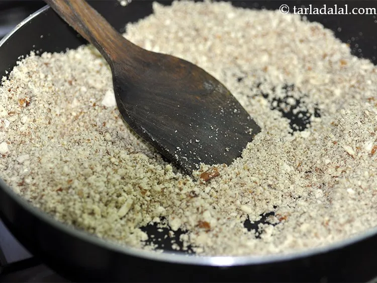 स्टेप 12 – धीमी आंच पर उन्हें ३ मिनट के लिए भून लें। …