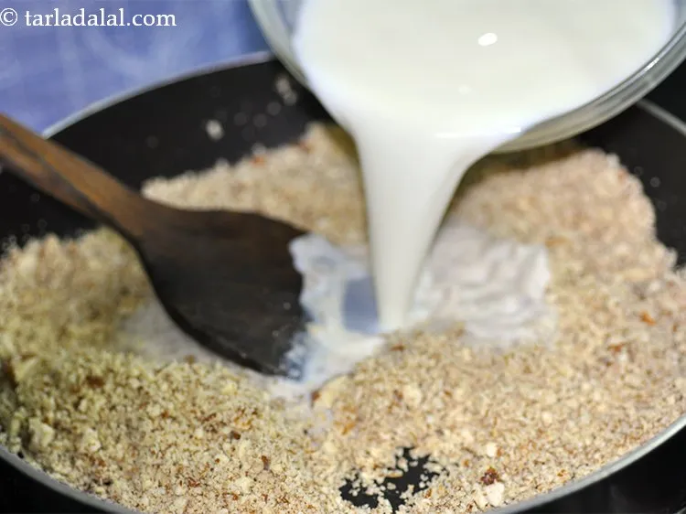 स्टेप 13 – पैन में दूध डालें।