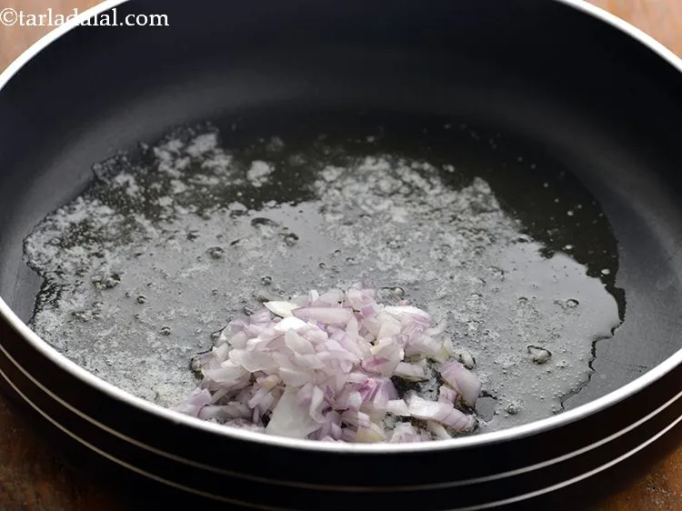 स्टेप 5 – प्याज़ डालें। प्याज क्रीमी फ़ॉन्ड्यू को अच्छा क्रंच देंगा।