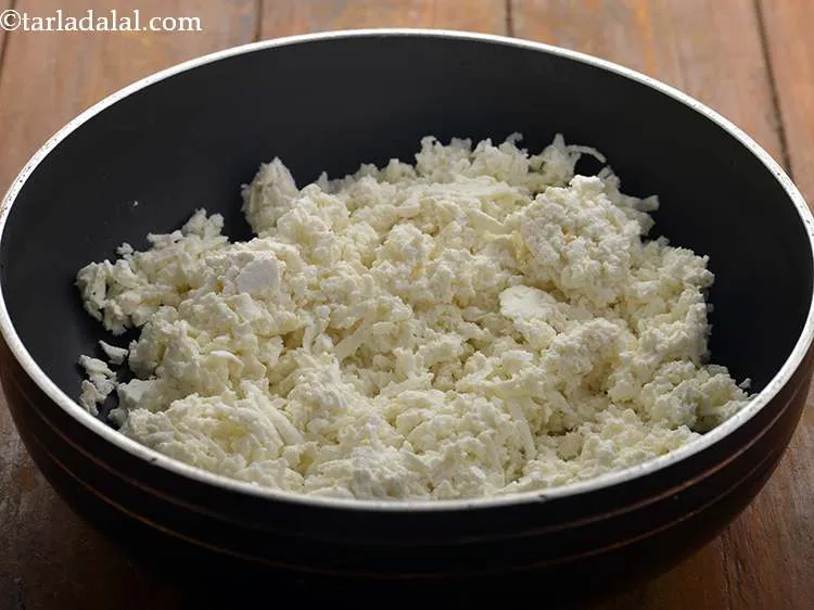 स्टेप 3 – अब एक गहरे नॉन-स्टिक पैन में कद्दूकस किया हुआ पनीर …