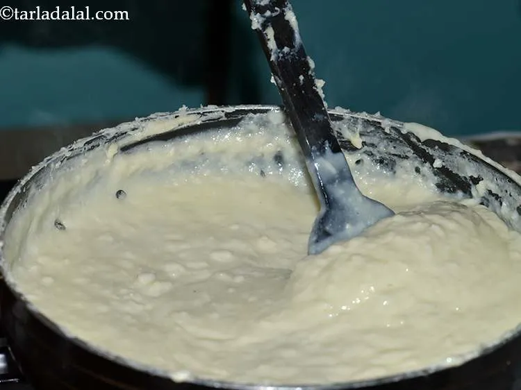 स्टेप 9 – लगातार हिलाते समय पैन के किनारों को खुरचना न भूलें।
