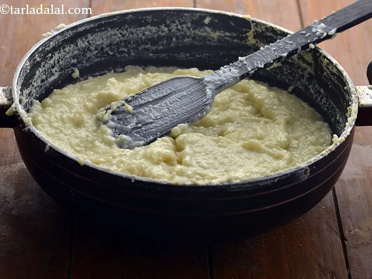 स्टेप 10 – १५ मिनट के बाद, मिश्रण गाढ़ा हो गया है और …