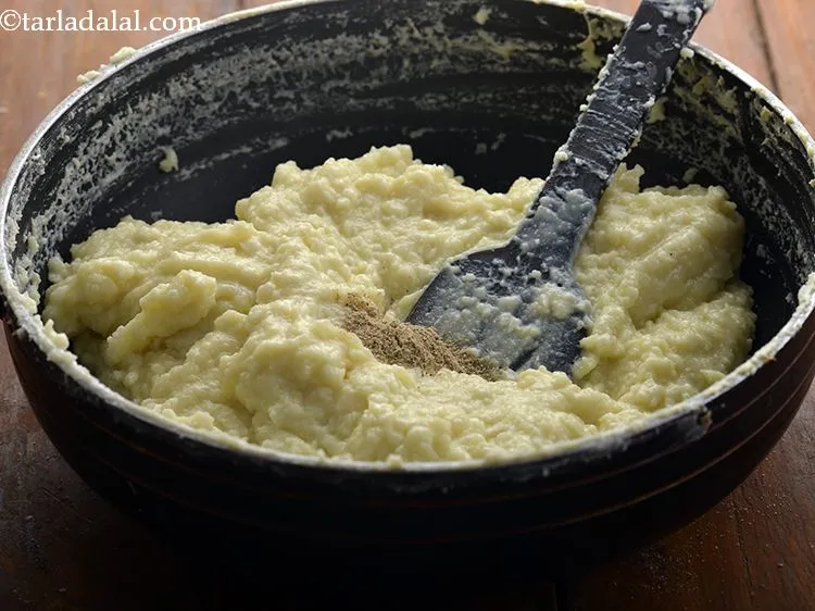 स्टेप 11 – आंच से उतार लें, इलायची पाउडर डालें। आप झटपट कलाकंद …