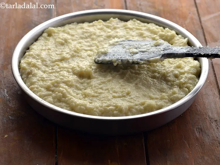 स्टेप 14 – <strong>झटपट कलाकंद</strong> को समान रूप से फैलाएं और उसे स्पैटुला …