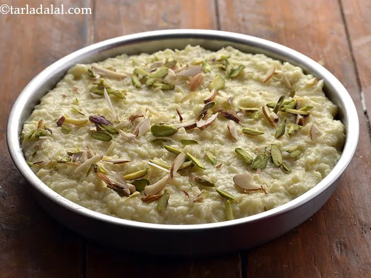 स्टेप 15 – बदाम और पिस्ता के कतरन से कलाकंद को सजाइए।