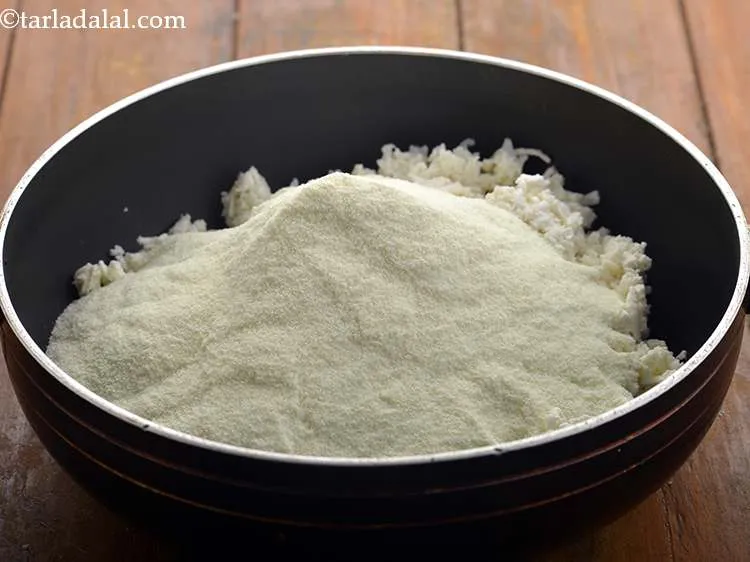 स्टेप 4 – इसके उपर, दूध पाउडर डालें। परंपरागत रूप से, कलाकंद को …