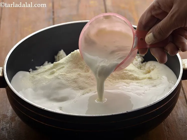 स्टेप 5 – साथ ही, फ्रेश क्रीम डालें।