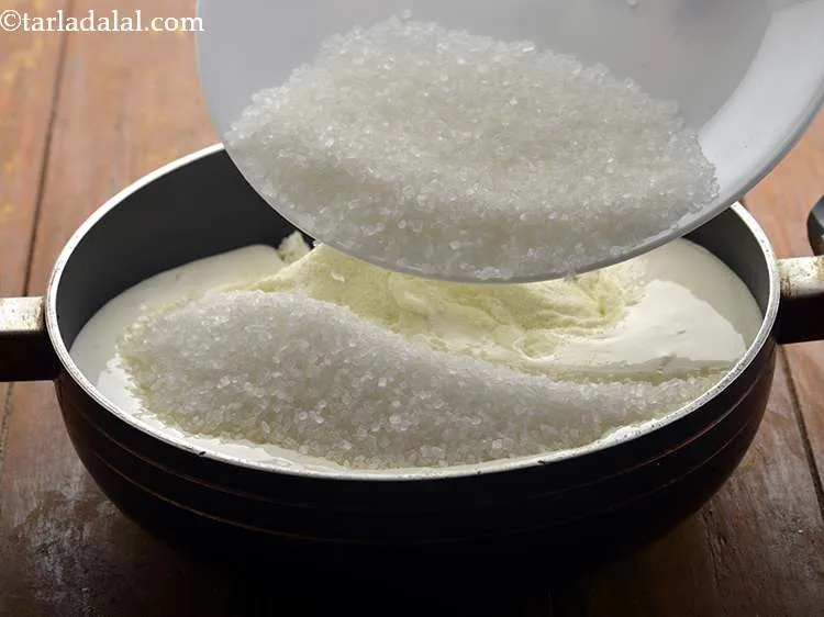 स्टेप 6 – शक्कर डालें। आप अपने स्वाद के अनुरूप शक्कर की मात्रा …