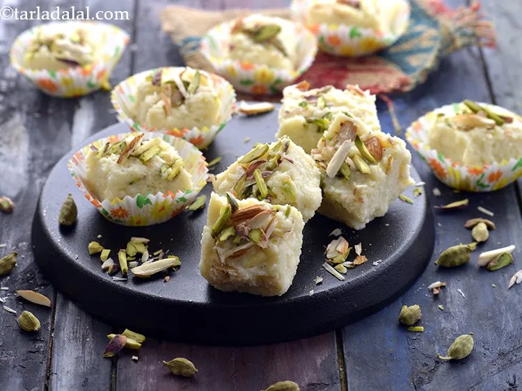 स्टेप 19 – <strong>झटपट कलाकंद</strong> परोसें या परोसने तक फ्रिज में रखें। ठंडा …