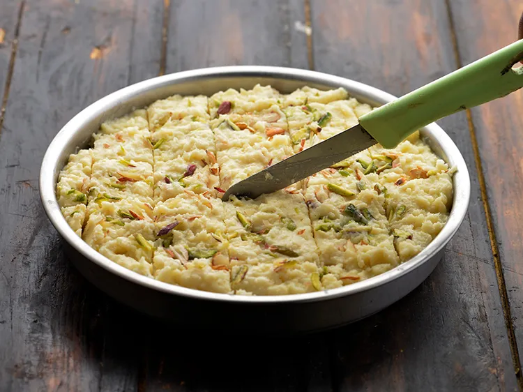 स्टेप 18 – उन्हें टुकड़ों में काट लें। यदि आप क्विक कलाकंद को …