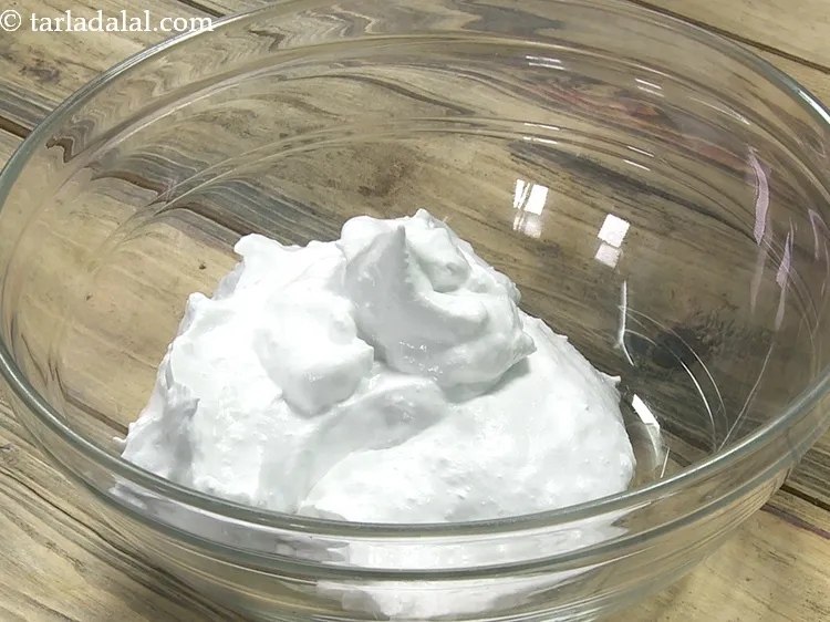 स्टेप 12 – इसके बाद एक गहरे कटोरे में&nbsp;१ १/२ कप&nbsp;<a href=""https://www.tarladalal.com/glossary-beaten-whipped-cream-hindi-1948i"">बीटन व्हीप्ड …