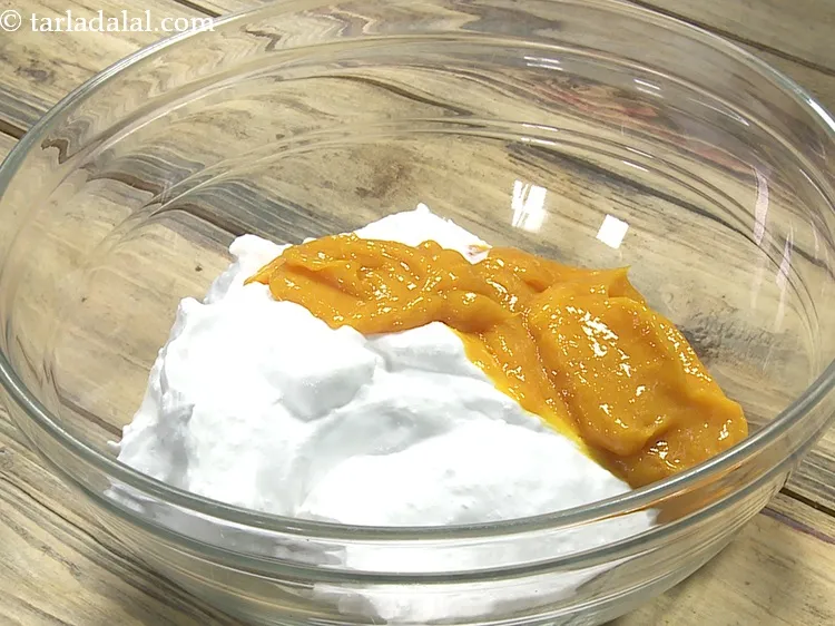 स्टेप 13 – इसमें &frac14; कप तैयार आम का मिश्रण डालें और धीरे …