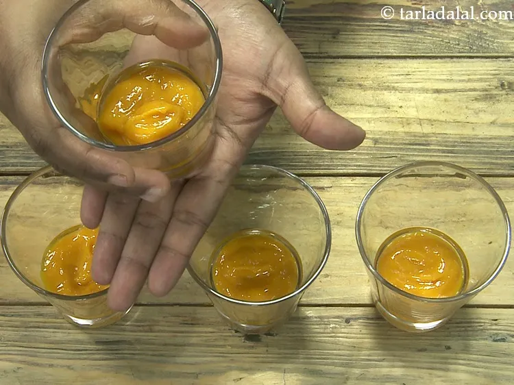 स्टेप 16 – 5 शॉट सर्विंग गिलास लें, प्रत्येक गिलास में १ १/२&nbsp;टेबल-स्पून&nbsp;बचा …