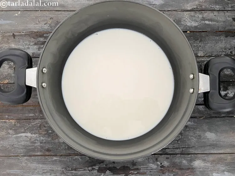 स्टेप 3 – एक गहरे पैन में १ १/२ कप <a href=""https://www.tarladalal.com/glossary-milk-doodh-full-fat-milk-buffalo-milk-full-cream-milk-hindi-514i"">दूध</a> डालें।