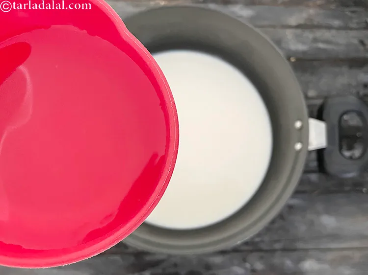 स्टेप 4 – २ कप पानी डालें।