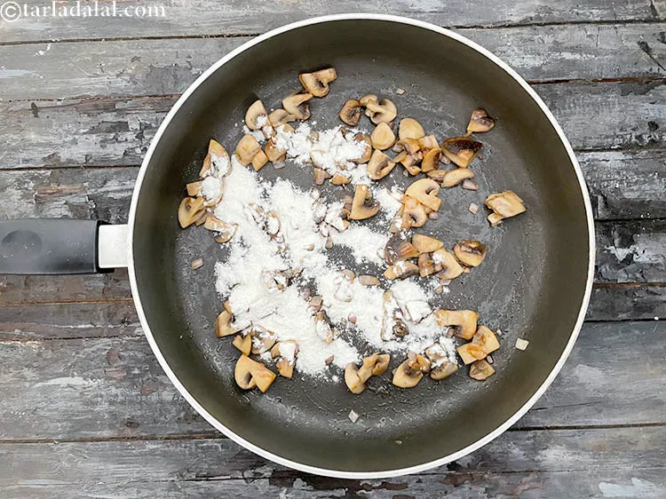 स्टेप 12 – २ टी-स्पून <a href=""https://www.tarladalal.com/glossary-plain-flour-maida-hindi-188i"">मैदा</a> डालें।