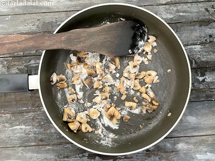 स्टेप 13 – मध्यम आंच पर कुछ सेकन्ड तक भून लें।
