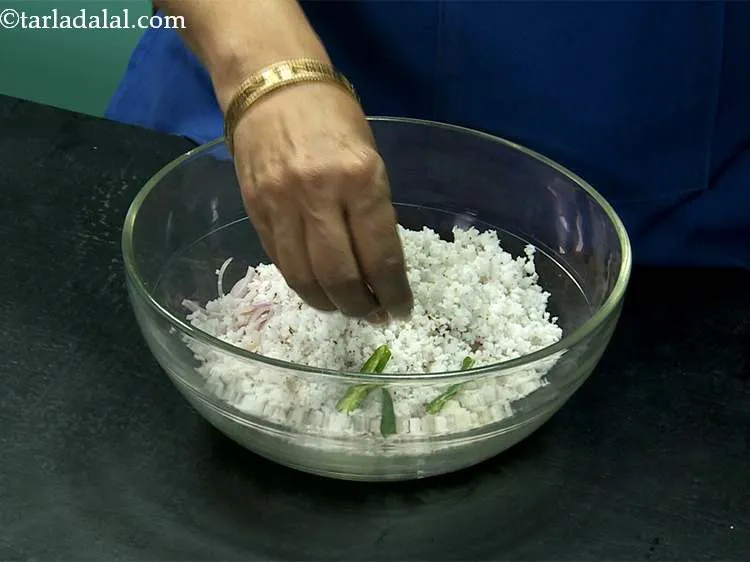 स्टेप 4 – मसाले के लिए हरी मिर्च को डालें।