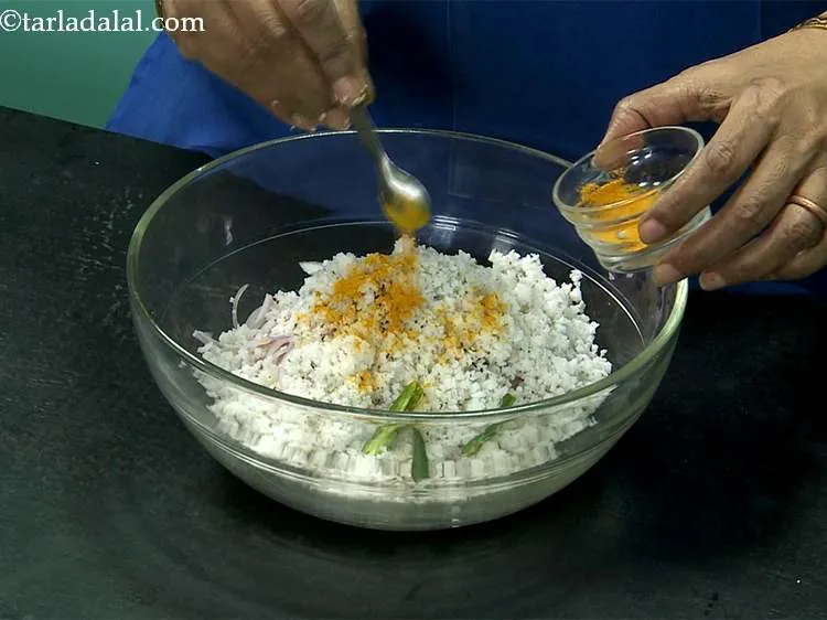 स्टेप 5 – हल्दी पाउडर डालें।