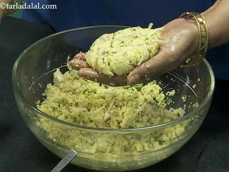 स्टेप 12 – मिश्रण का एक हिस्सा लें और उसे अपनी हथेलियों का …