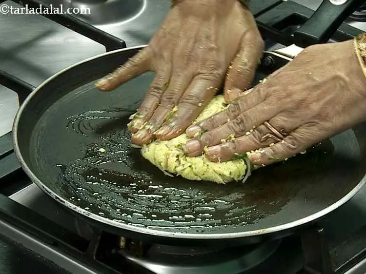 स्टेप 13 – चपटे कीये हुए हिस्से को नॉन-स्टिक तवा पर रखें।