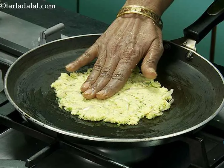 स्टेप 14 – अपने हाथों को गीला करें, मिश्रण को उंगलियों का उपयोग …