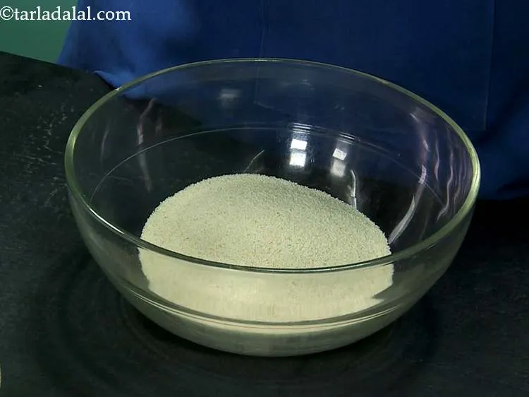 स्टेप 1 – सूजी को एक गहरे बाउल में निकाल लें। सूजी के …