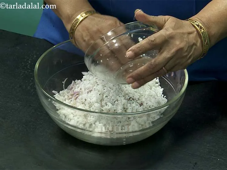 स्टेप 3 – नारियल डालें। नारियल और सूजी की मात्रा 1: 1 होनी …