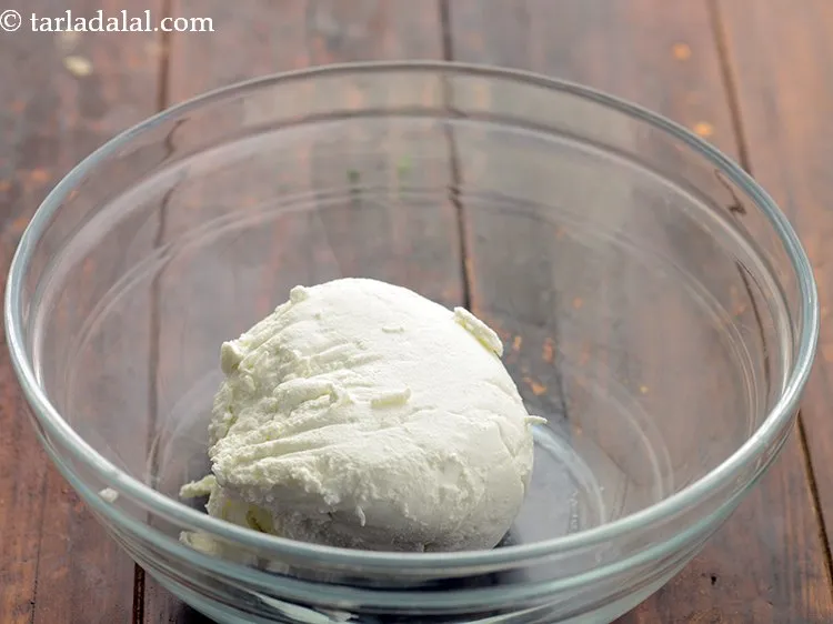 Step 10 – Transfer the hung curds into a deep bowl.
