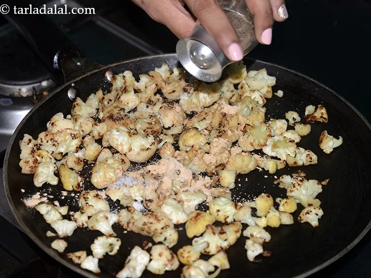 स्टेप 11 – काली मिर्च डालें।